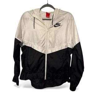 Nike Women's Medium Black and White Windrunner Jacket